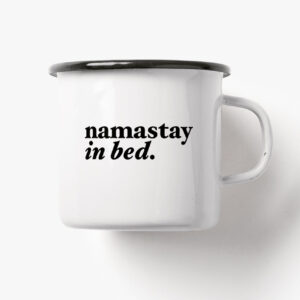 typealive-namastay-in-bed-emaille-mok