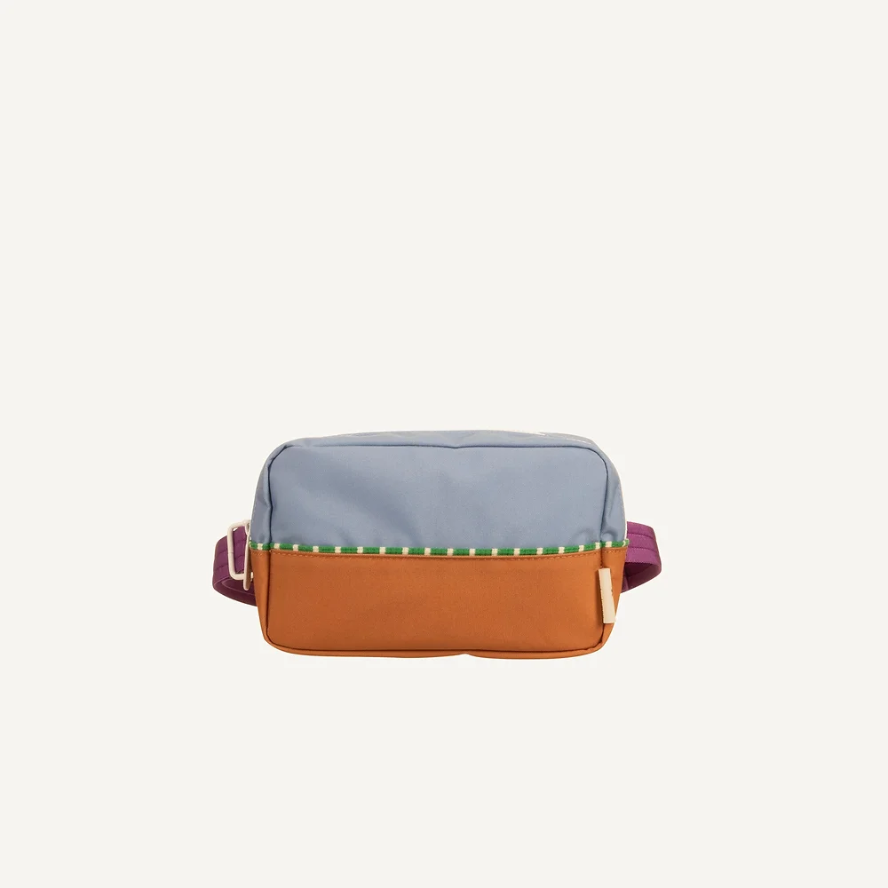 sticky lemon fanny pack in de kleuren blauw en leerbruin met lila band