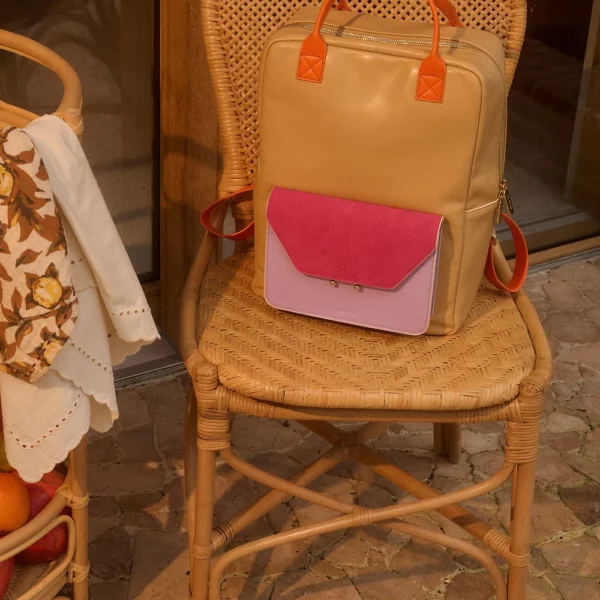 the sticky sis club backpack in de kleuren beige, lila en paars