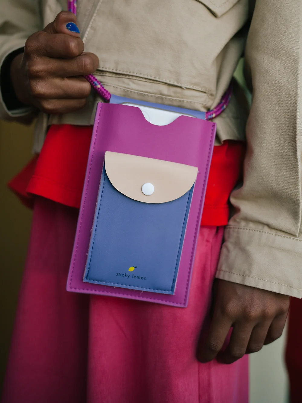sticky lemon telefoonhoes in de kleuren lila en roze met roze koord